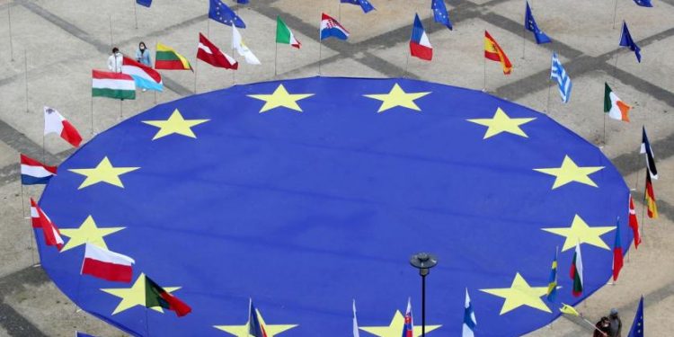 Lo sợ “tự bê đá đập chân mình”, châu Âu vẫn lưỡng lự cấm vận dầu Nga?