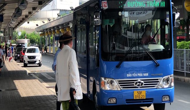 Ga quốc nội Tân Sơn Nhất cho 2 tuyến xe bus đón khách