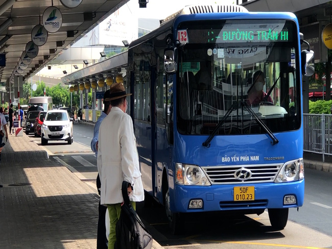 Ga quốc nội Tân Sơn Nhất cho 2 tuyến xe bus đón khách