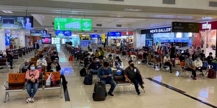 Sau khi tăng sốc, giá vé máy bay hạ nhiệt sát dịp 30/4