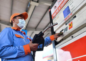 Chiều nay, giá xăng các loại giữ nguyên giá bán, tuy nhiên trừ dầu mazut, giá những mặt hàng dầu khác tăng 50-80 đồng một lít.