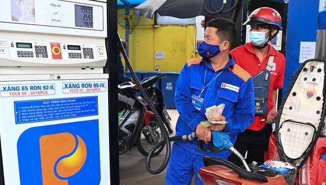 Giá xăng sẽ điều chỉnh lùi sau 1/5 và tăng giá?