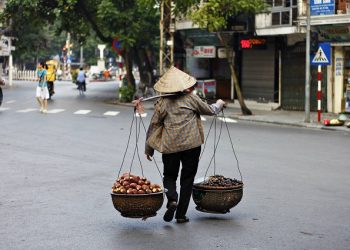 Hà Nội thay thế hàng rong bằng máy bán hàng tự động