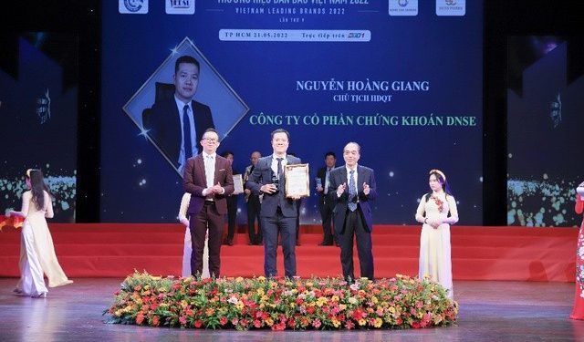 Chứng khoán DNSE được vinh danh Top 10 Thương hiệu dẫn đầu Việt Nam 2022 - Ảnh 1.