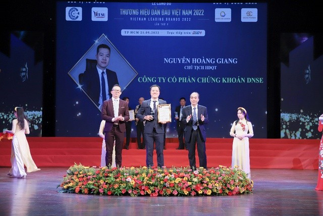 Chứng khoán DNSE được vinh danh Top 10 Thương hiệu dẫn đầu Việt Nam 2022 - Ảnh 1.