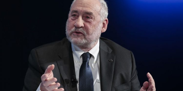 Chuyên gia đoạt giải Nobel kinh tế Joe Stiglitz: Tăng lãi suất cũng không thể “chữa lành” căn bệnh lạm phát