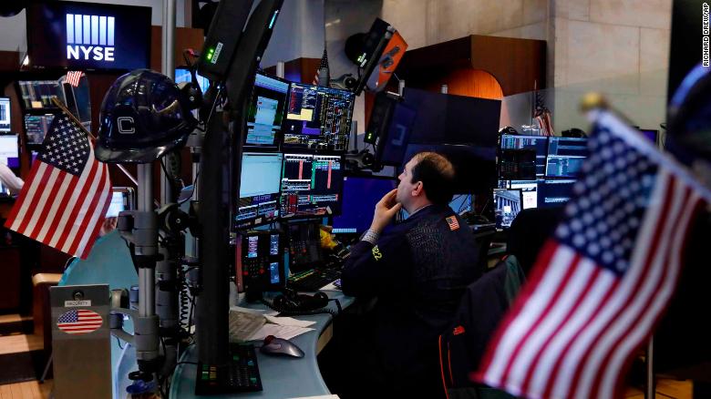 Dow Jones tăng 430 điểm phiên 17/5, sau khi Powell nói kinh tế có thể hạ cánh 'nhẹ nhàng'