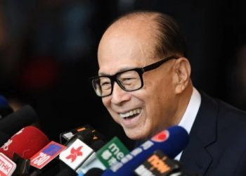 Cách đầu tư của gia tộc Lý Gia Thành và "siêu nhân nhỏ"