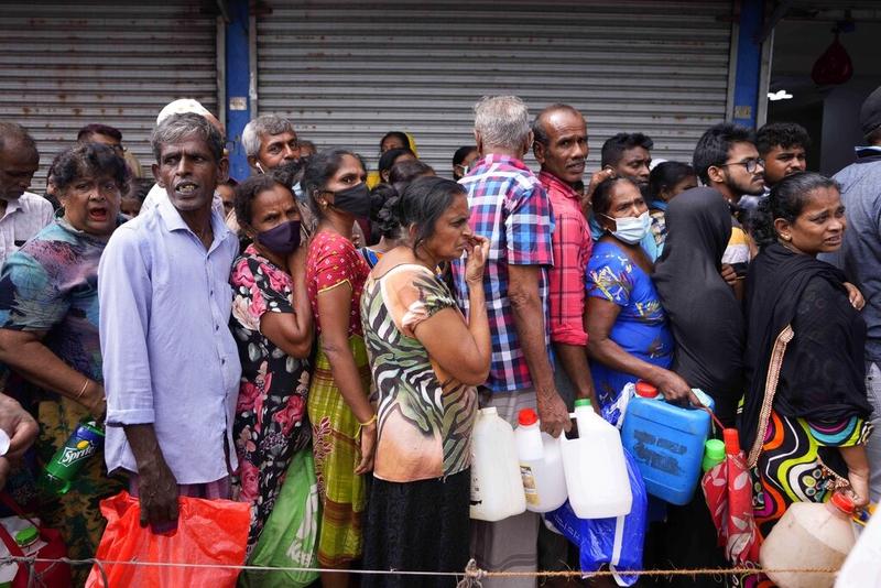Sri Lanka: Hàng nghìn người xếp hàng mua khí đốt, xăng trong bối cảnh cuộc khủng hoảng kinh tế tàn khốc đang đến