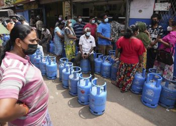 Sri Lanka: Hàng nghìn người xếp hàng mua khí đốt, xăng trong bối cảnh cuộc khủng hoảng kinh tế tàn khốc nhất đang đến