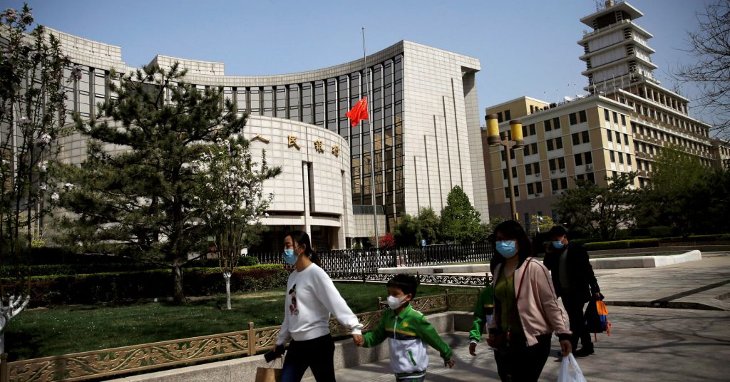 Trung Quốc cắt giảm lãi suất chủ chốt để thúc đẩy nền kinh tế ảm đạm