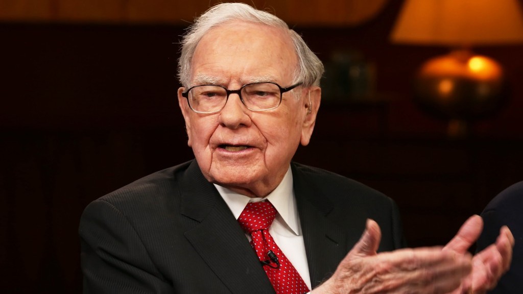 tỷ phú Warren Buffett chớp thời cơ mua hàng giá rẻ