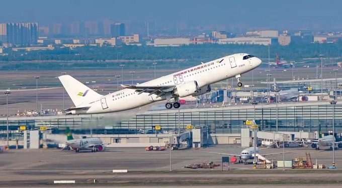 C919 - Máy bay đầu tiên do Trung Quốc sản xuất hoàn thành bay thử nghiệm