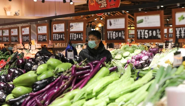 COVID-19 đẩy giá tiêu dùng Trung Quốc tăng mạnh