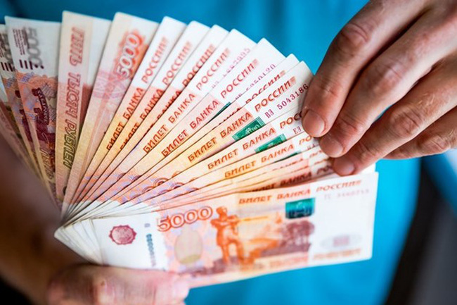 Nhờ biện pháp kiểm soát tiền tệ, đồng ruble Nga dần lấy lại giá trị