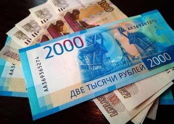 Nhờ biện pháp kiểm soát tiền tệ, đồng ruble Nga dần lấy lại giá trị