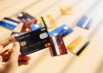 Nhận lương tiền mặt có mở thẻ tín dụng được không?