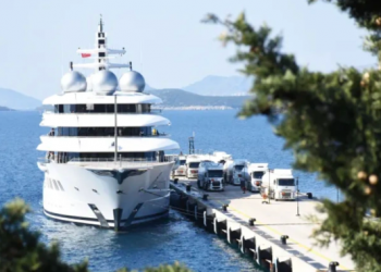 tịch thu chiếc siêu du thuyền