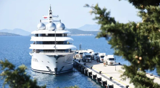 tịch thu chiếc siêu du thuyền