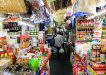 Thực phẩm tăng giá, người tiêu dùng "còng lưng" gánh