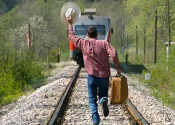 Nhà đầu tư nên tránh FOMO, tìm cơ hội từ nhóm ngành có sức "đề kháng" với lạm phát