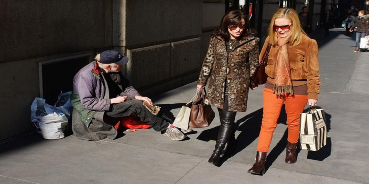 Lạm phát “cháy” khoảng cách giàu nghèo