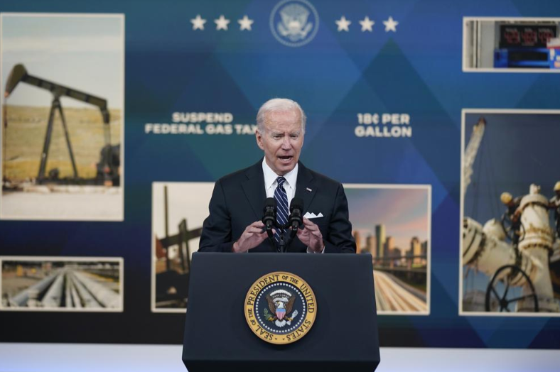 Tổng thống Joe Biden đề xuất miễn thu thuế nhiên liệu dầu khí và dầu diesel