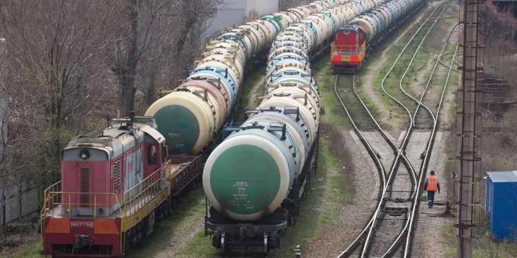 “Đừng đi quá xa”! Mỹ yêu cầu Ấn Độ ‘kiểm soát’ việc mua dầu của Nga