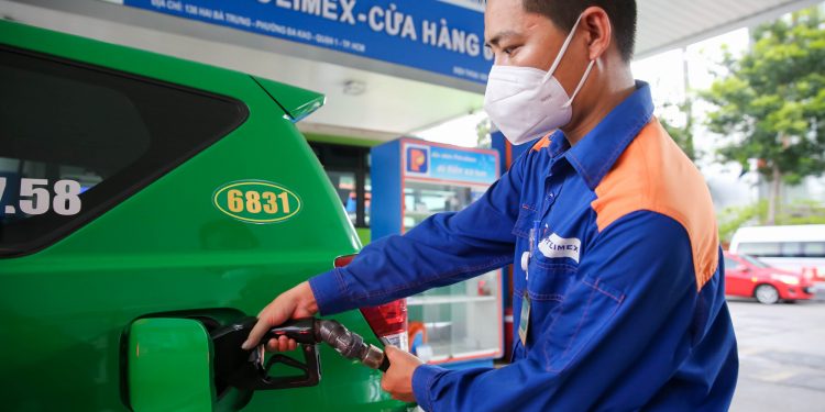 Bộ Tài Chính đề xuất giảm thêm thuế tiêu thụ đặc biệt và VAT để kìm giá xăng