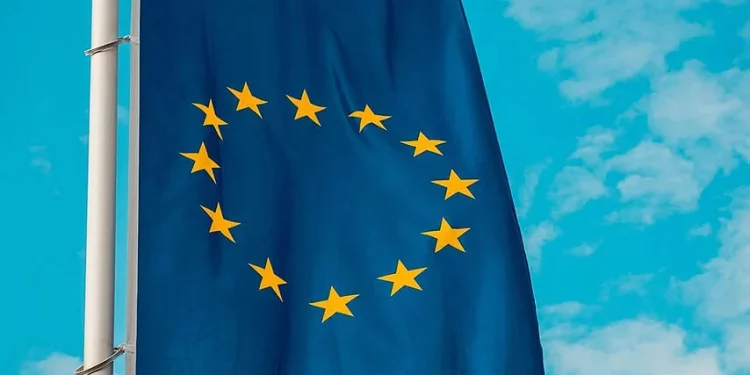 Liên minh châu Âu (EU) thông qua lệnh cấm vận với dầu Nga