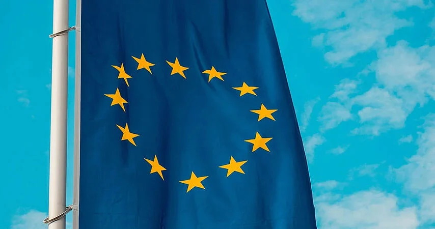 Liên minh châu Âu (EU) thông qua lệnh cấm vận với dầu Nga