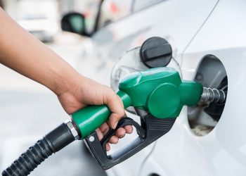 Giá xăng đứng im sau 5 lần giảm