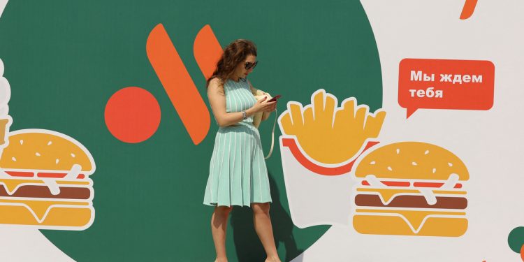 Thách thức sự "tẩy chay" từ phương Tây, Nga mở ngay chuỗi đồ ăn nhanh thay thế McDonald's