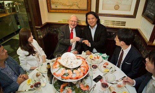 vimoney: Bỏ 19 triệu USD để ăn trưa cùng tỷ phú Warren Buffett