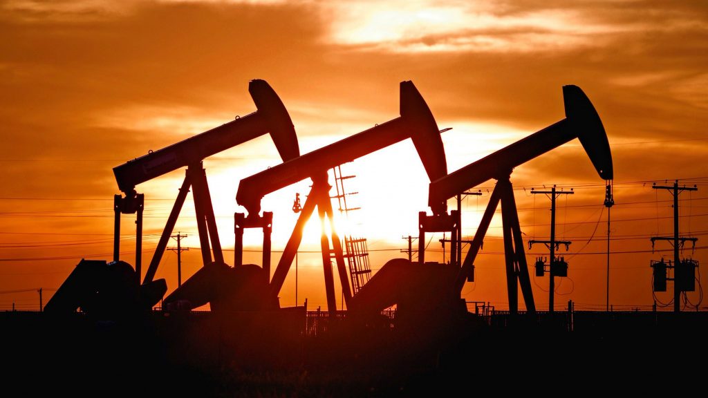 Tại sao lợi nhuận của các đại gia dầu mỏ xô đổ kỷ lục nhưng vẫn không khiến nhà đầu tư 'xiêu lòng'?