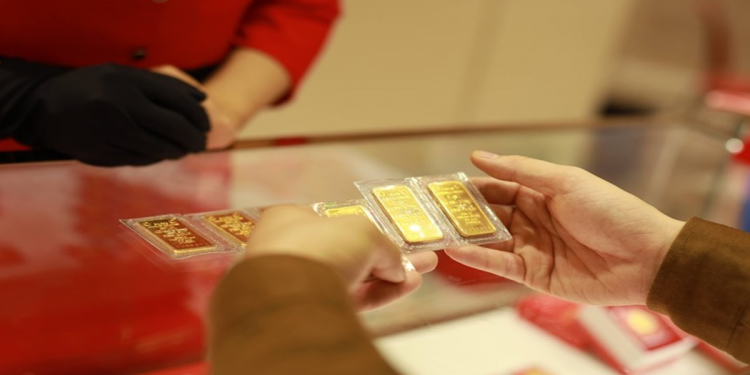 Vàng ảm đạm tụt giảm sâu vì lạm phát