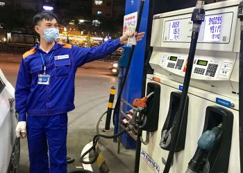 Giá xăng có thể hạ nhiệt 1.000 đồng/lít