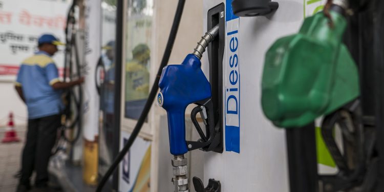 Ấn Độ cắt giảm thuế xuất khẩu nhiên liệu