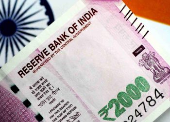 Ấn Độ tăng thuế nhập khẩu đối với vàng và dầu mỏ để cứu đồng rupee