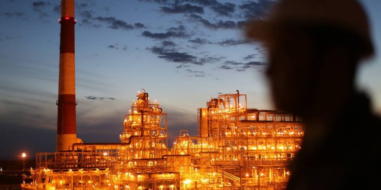 Tại sao Mỹ cần nhập khẩu dầu thô và nhờ Trung Đông giúp đỡ dù là nhà sản xuất dầu lớn nhất thế giới?