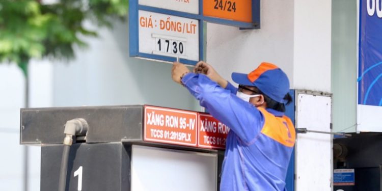 Bộ Công Thương xây kịch bản giá xăng cuối năm