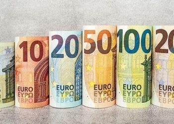 Giá Euro sắp tiệm cận USD: Áp lực nào đang đè nặng?
