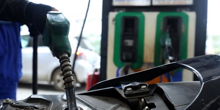 Giá xăng hạ nhiệt, giảm gần 600 đồng/lít