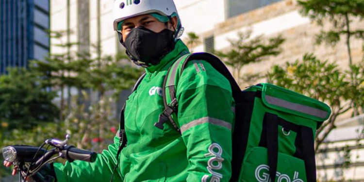 Nhiều dịch vụ của Grab áp dụng "phụ phí nắng nóng"