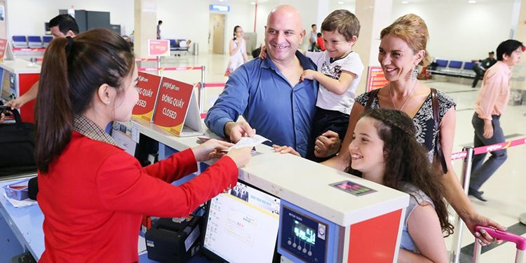 Ý kiến trái chiều vụ thu phí làm thủ tục nhanh ở Tân Sơn Nhất