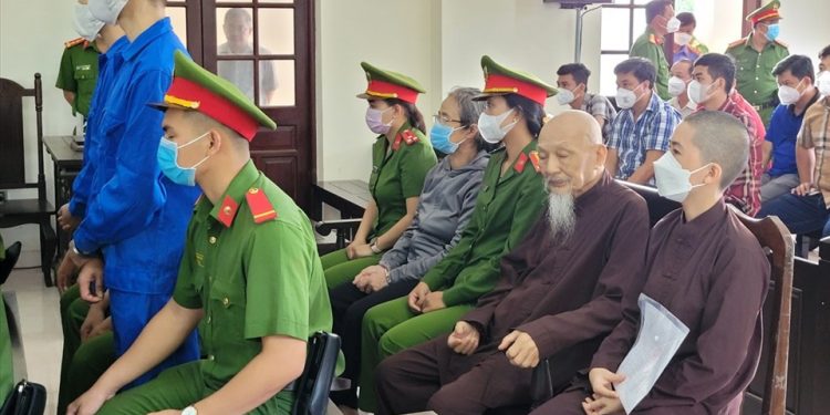 3 luật sư từng bào chữa cho các bị cáo ở Tịnh Thất Bồng Lai bị truy tìm