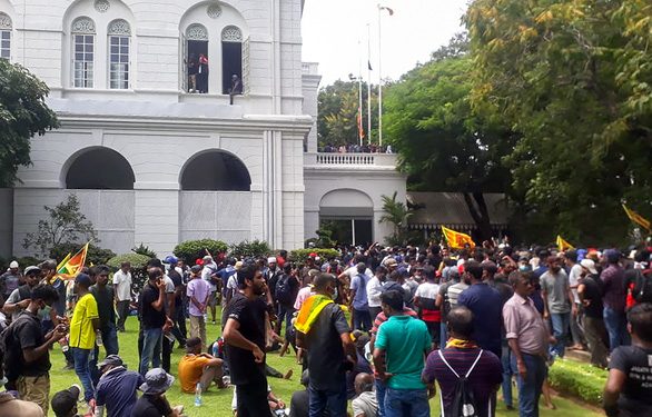 Tổng thống Sri Lanka bỏ trốn vì đám đông xông vào phủ, yêu cầu từ chức