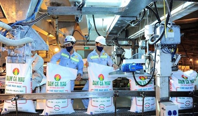 Giá phân bón hạ nhiệt, doanh nghiệp ngành phân bón “bay màu” lợi nhuận - Ảnh 1.