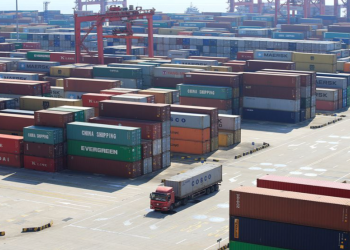 Xuất khẩu của Trung Quốc tăng 18% có đủ lực nâng triển vọng kinh tế?