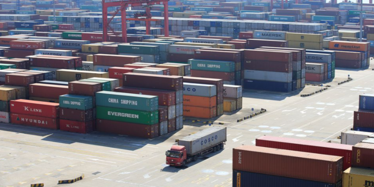 Xuất khẩu của Trung Quốc tăng 18% có đủ lực nâng triển vọng kinh tế?